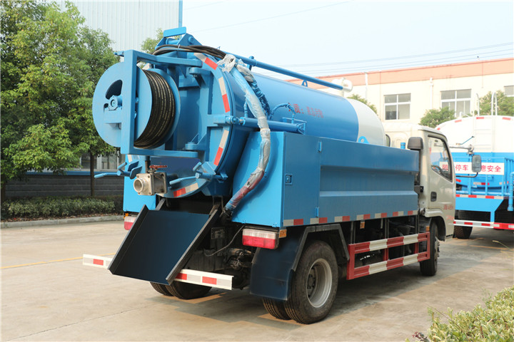 東風(fēng)多利卡3方吸污車