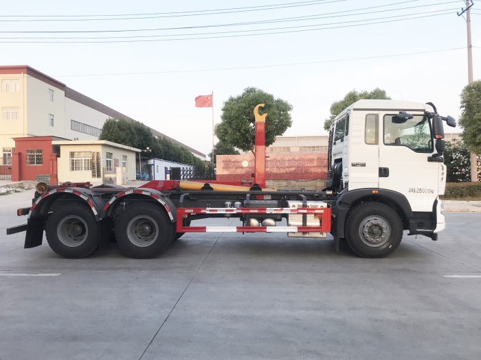 重汽豪沃勾臂式垃圾車