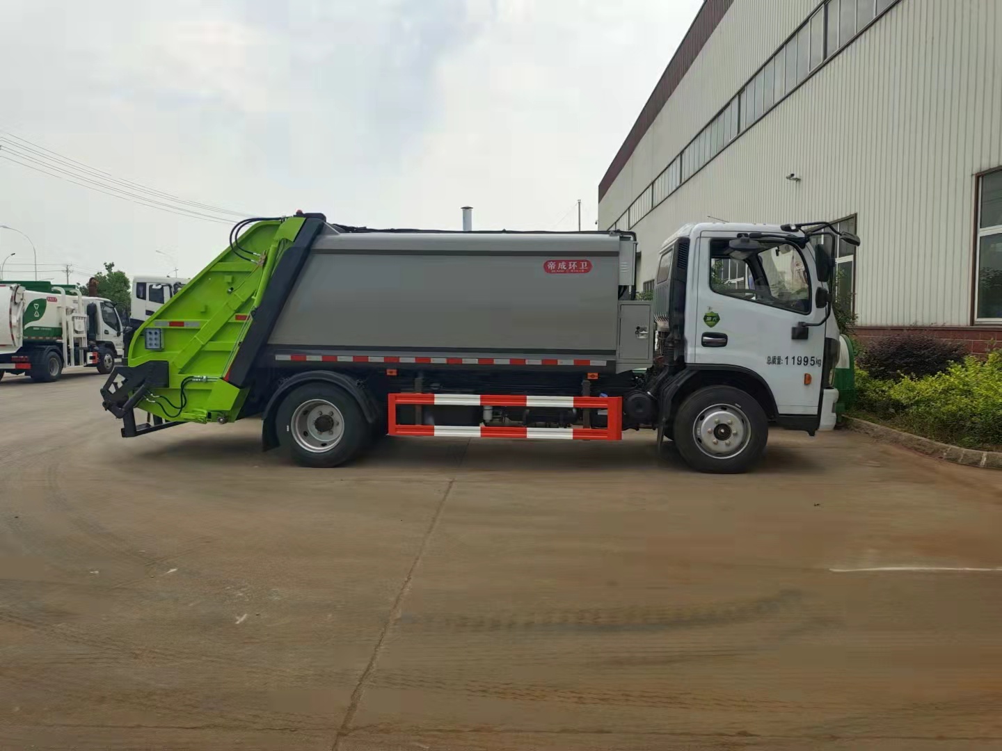 東風(fēng)多利卡D7壓縮式垃圾車(chē)