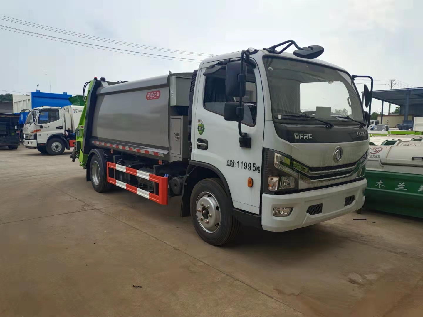 東風(fēng)多利卡D7壓縮式垃圾車(chē)