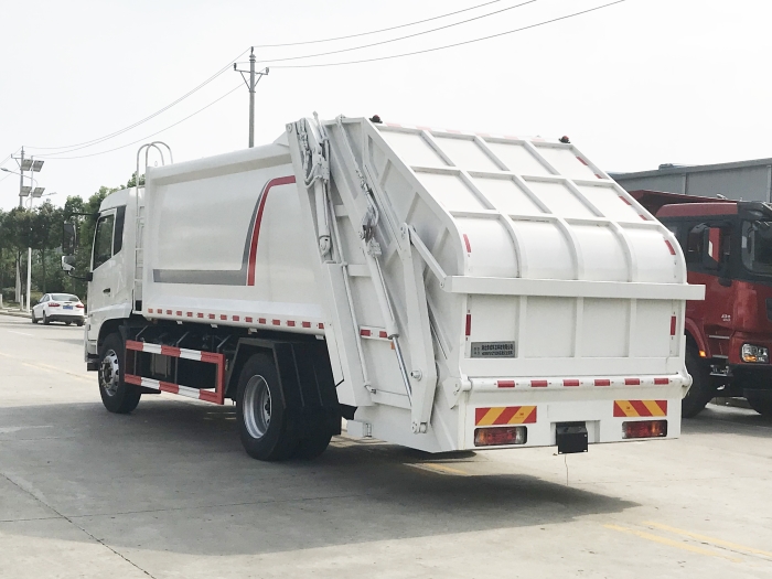 東風(fēng)天錦壓縮式垃圾車