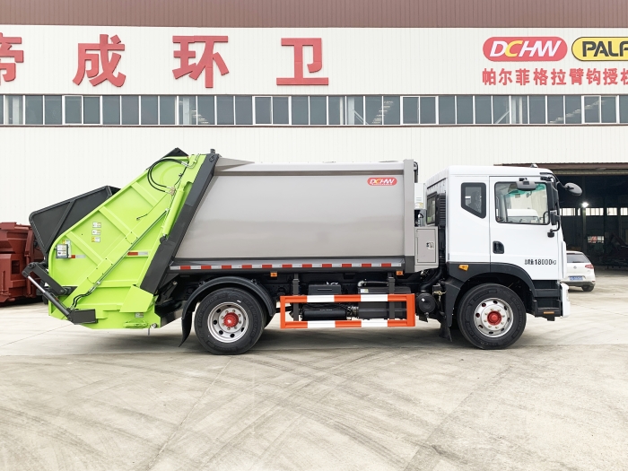 東風(fēng)D9壓縮式垃圾車