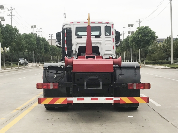 重汽汕德卡勾臂式垃圾車
