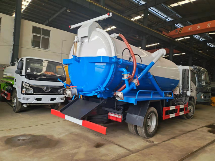 國六東風(fēng)小多利卡4.2方吸污車